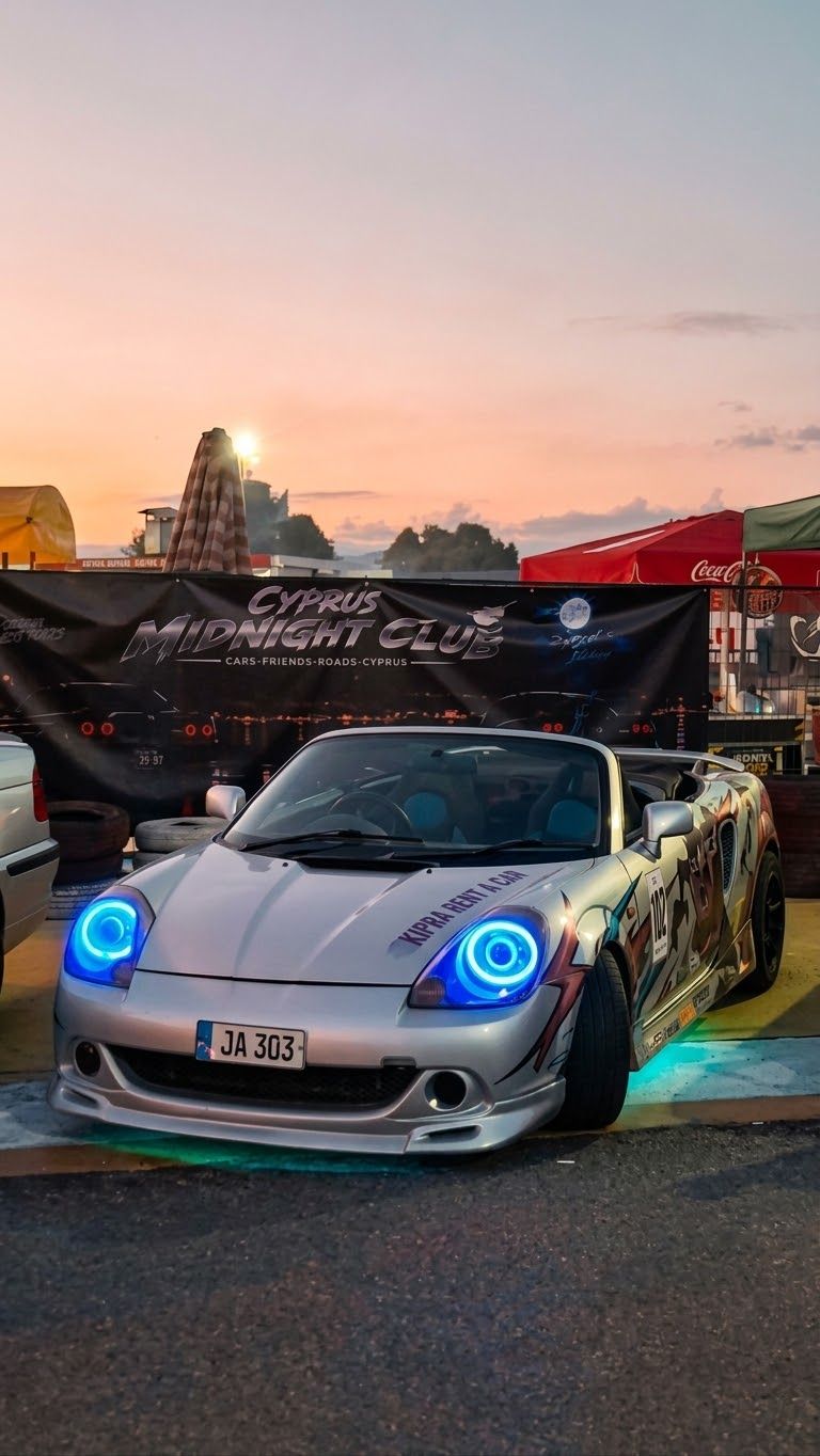 Cyprus Midnight Club afişi önünde gün batımında Tazzmobil, JA 303 plakalı